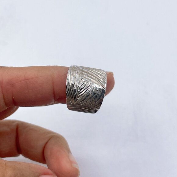 925 Handcrafted Silver Wide Band Ring With Textured Design 6.5 - Picture 3 of 9